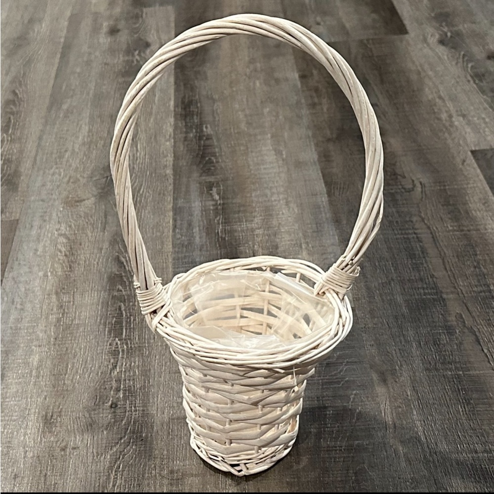 💞 White Woven Wicker Easter Basket with Handle